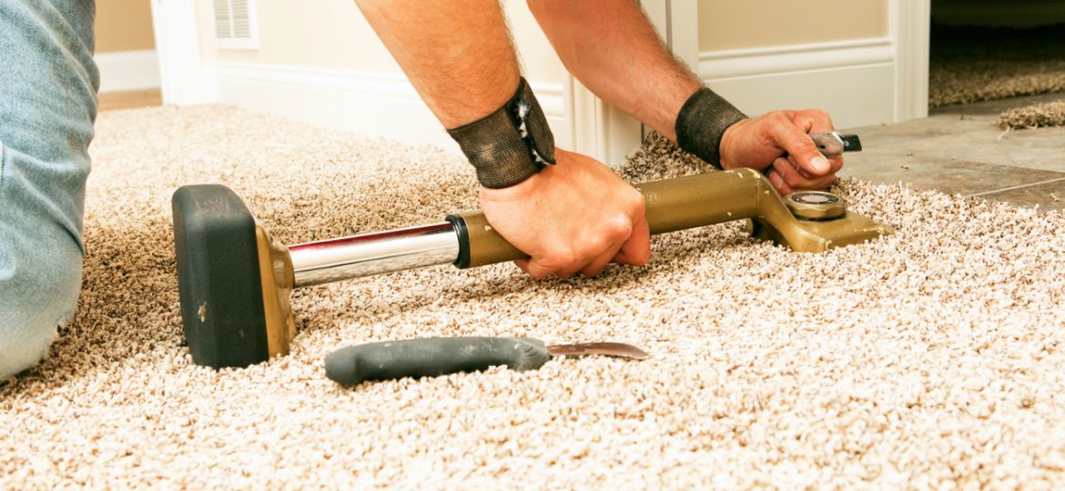 carpet fitter using knee kicker